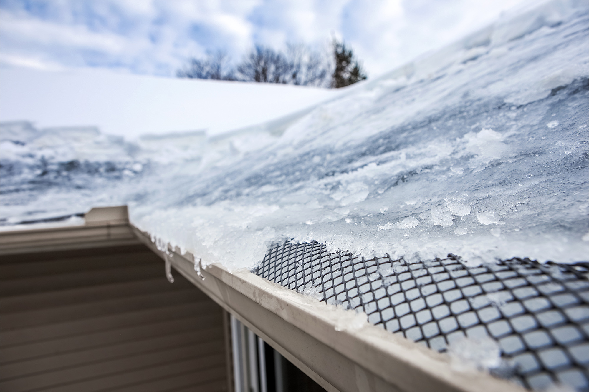 Ice Dams on the Roof: Causes, Effects, and Prevention Strategies for Winter